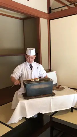 正宗烤松叶蟹的方法,就在米其林三星餐厅 京都的《吉兆》