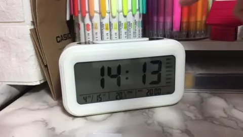 我在吃东西的路上一去不复返 桌面介绍我们下周一不见不散哦 -