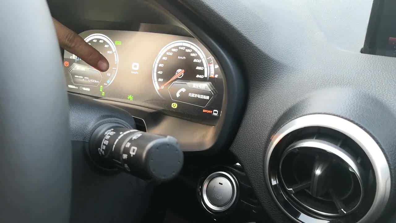 电子手刹 自动驻车使用示范 爱言情