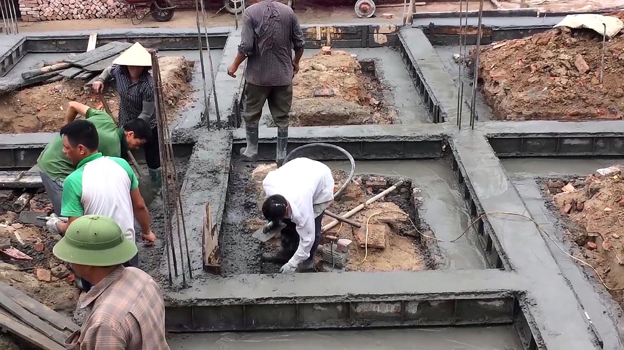 农村小伙自建房,光看这地基就知道很扎实,内行老师傅觉得呢?