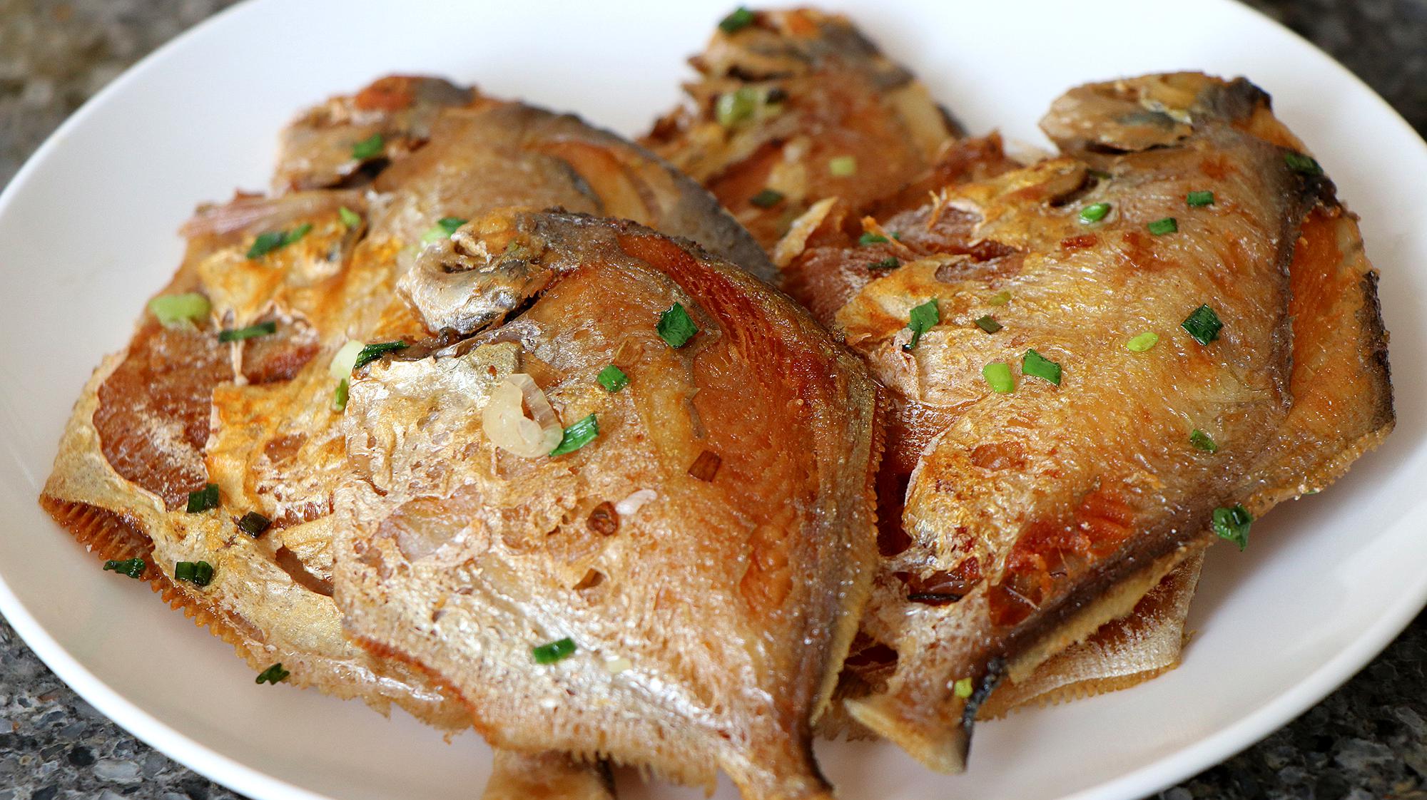 这样烧的鱼才最好吃，做法简单，掌握这一步，煎鱼再也不怕粘锅了 - 哔哩哔哩
