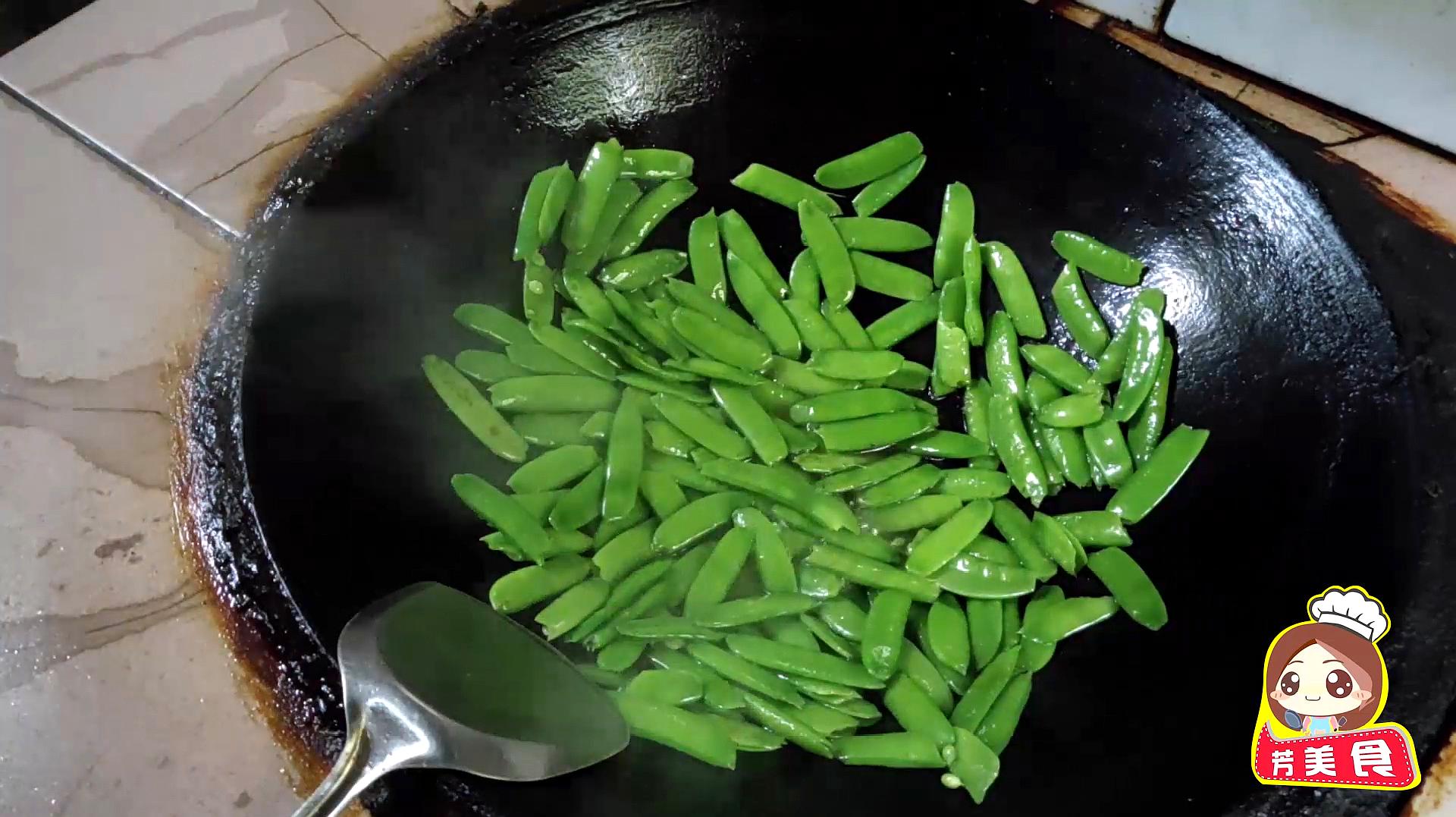 乡村美食就是简单入围,芳姐的这道清炒豌豆荚,贼好吃特下饭!