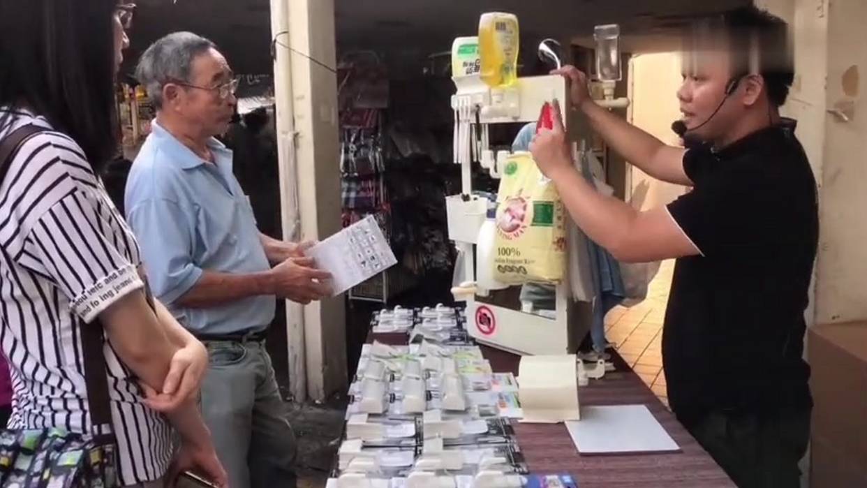 看看新加坡早市都是些什么人，都是讲什么语言，最真实的生活