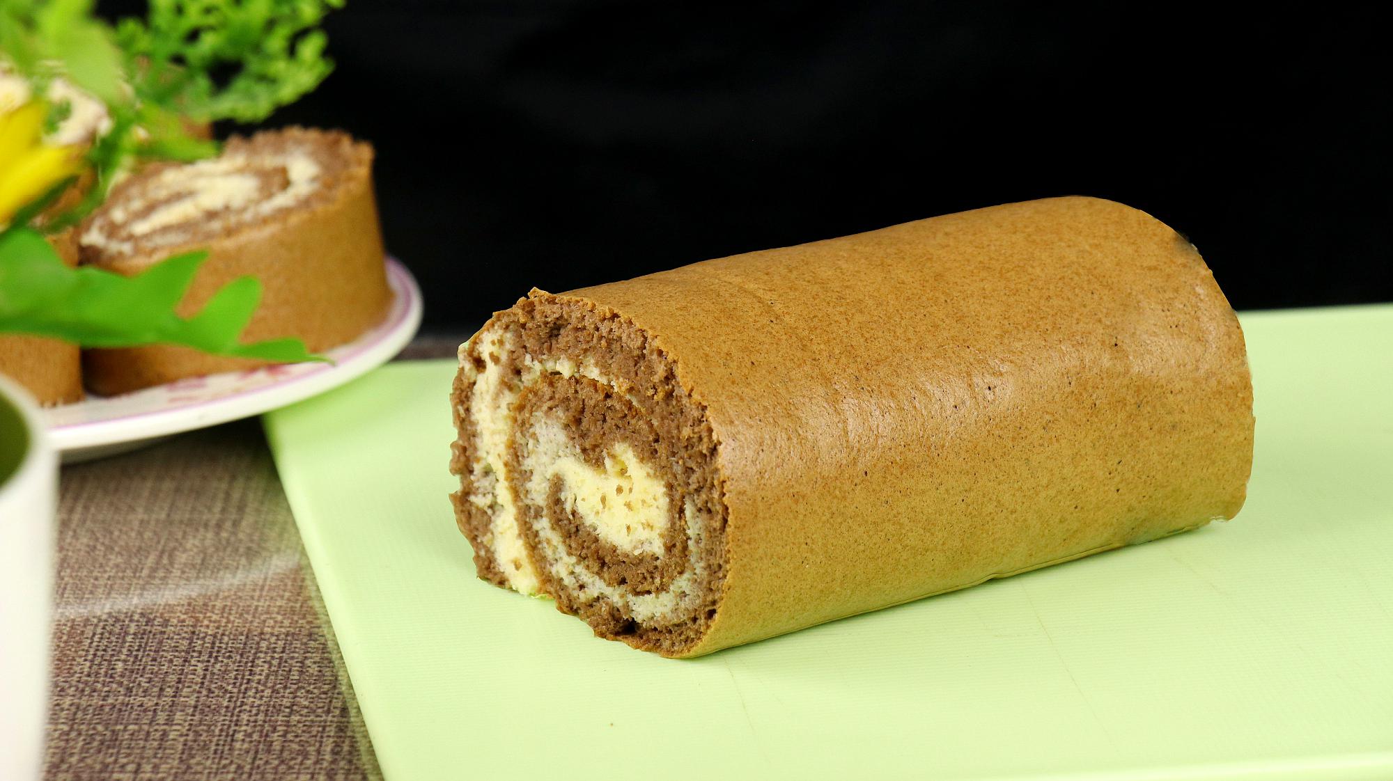 教你在家做可可戚风蛋糕卷,材料不贵,做法简单,不开裂也不掉皮