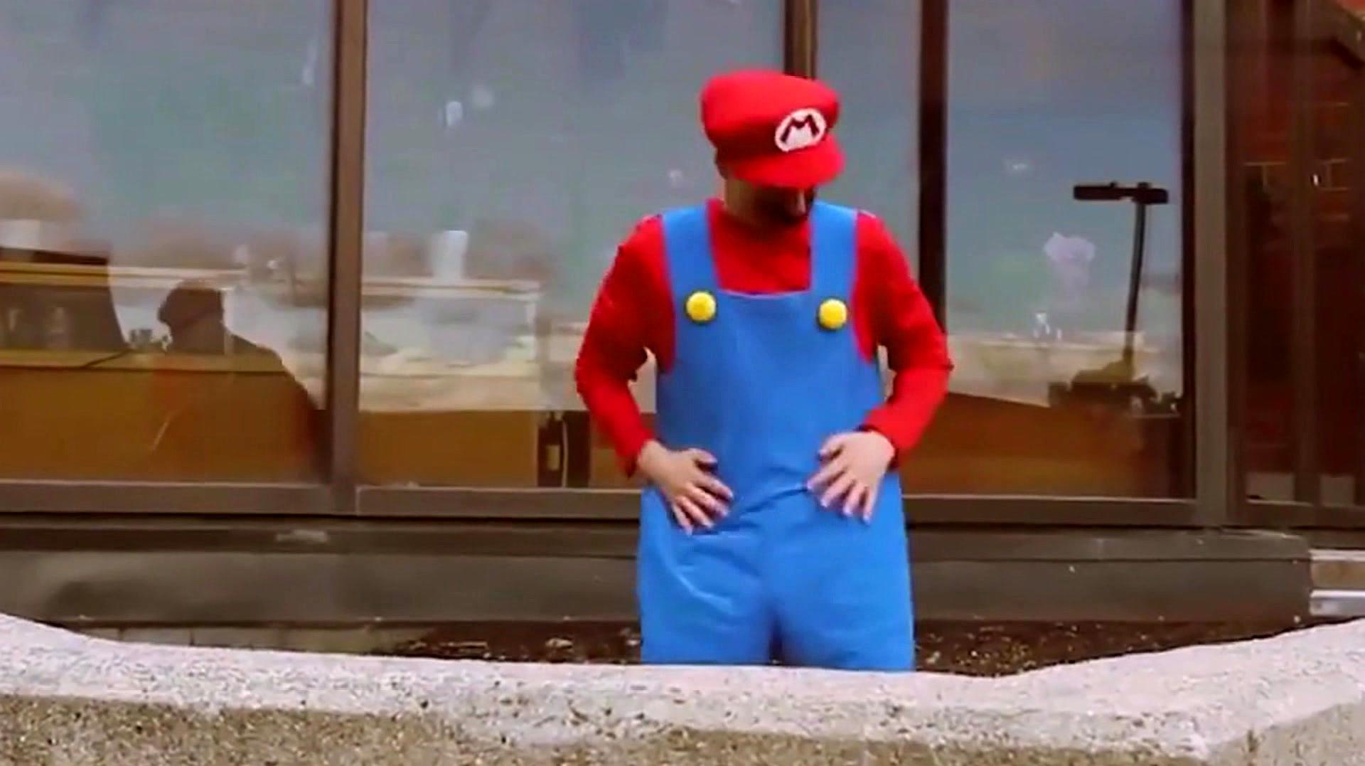 超级玛丽——外国人模仿真人版马里奥,表演花式吃金币,太炫酷了