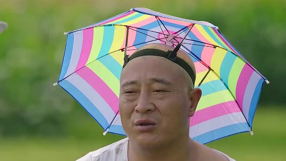 《乡村爱情11》赵四一身花衣服,头顶一把七彩小雨伞,被刘能嘲笑