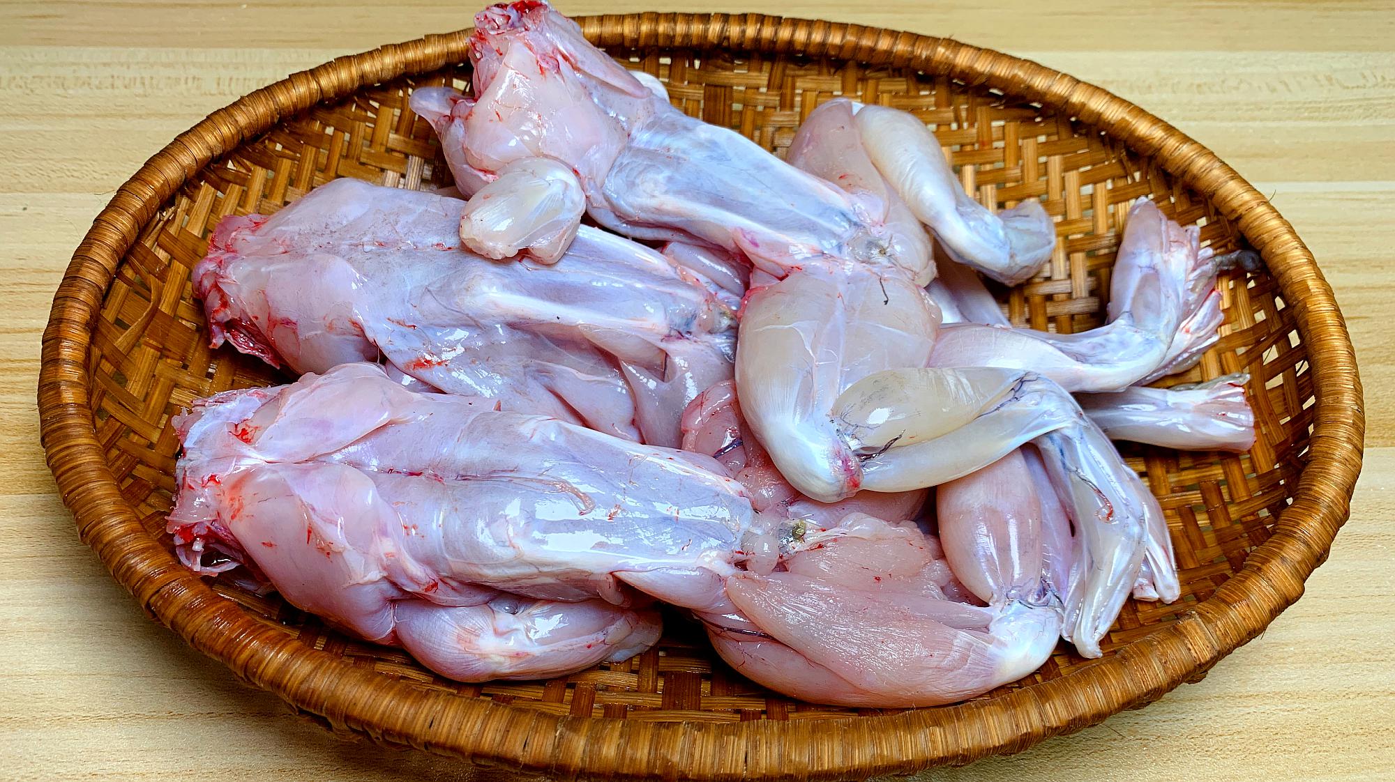 牛蛙这做法真过瘾,一次秘制3斤,下酒又下饭,比吃肉过瘾