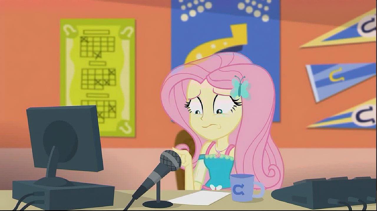 小马国女孩:柔柔做足球解说员,对于害羞的她来说,真是个挑战