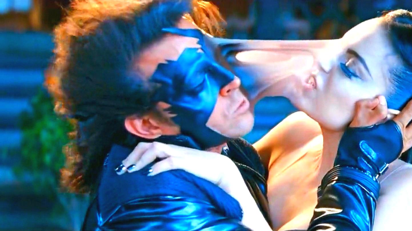 女子拥有超能力,凡是被她碰到的人,都会被她复制替代