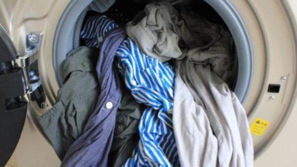 洗衣机洗衣服总是缠在一起?解决方法很简单,洗出来的衣服还干净