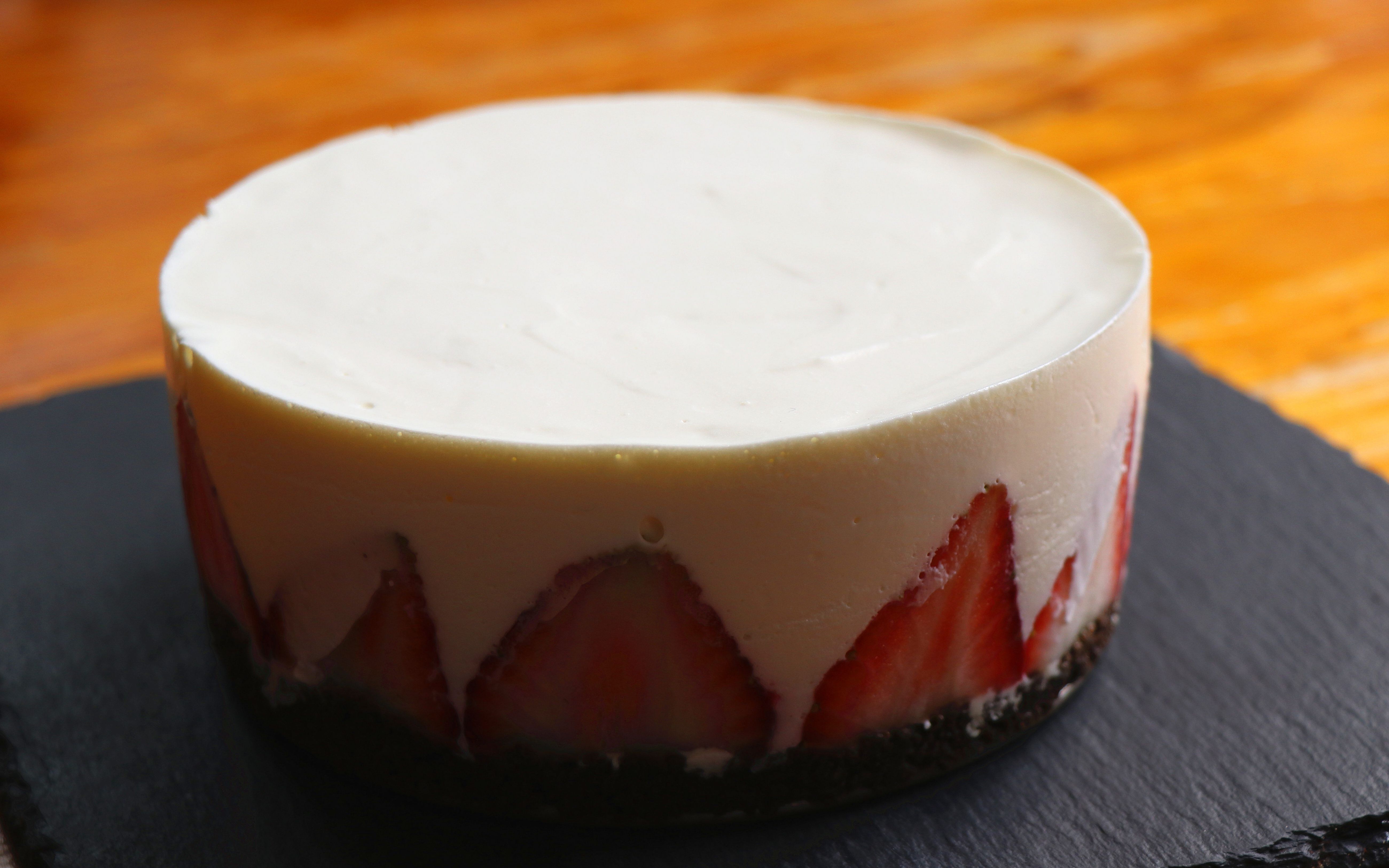 「酸奶慕斯蛋糕」教你在家用酸奶做蛋糕,酸甜可口,甜而不腻