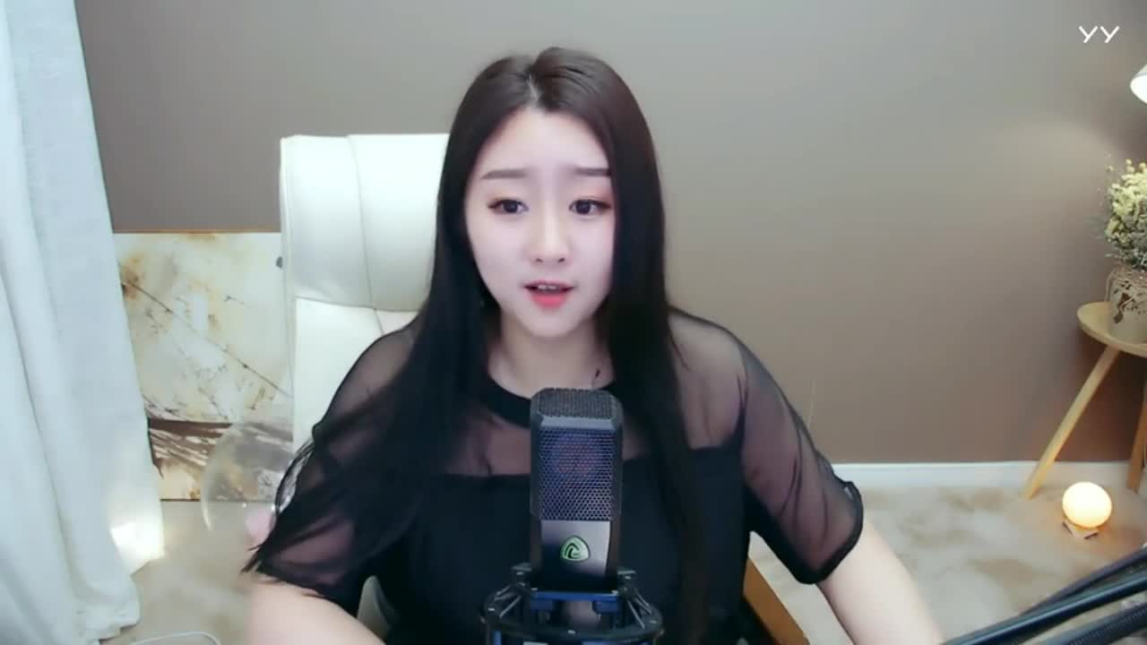 美女菲儿翻唱一首经典老歌《余情未了,好听