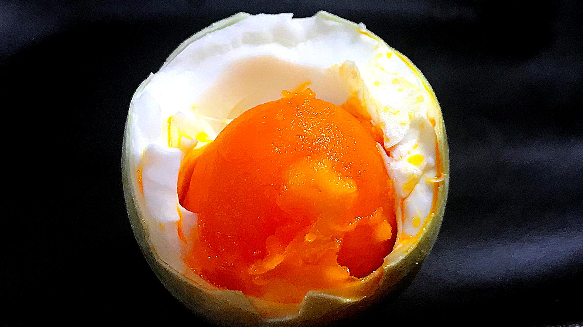 咸鸭蛋流油有诀窍,掌握这个方法,蛋黄流油咸度适中,比买的好吃