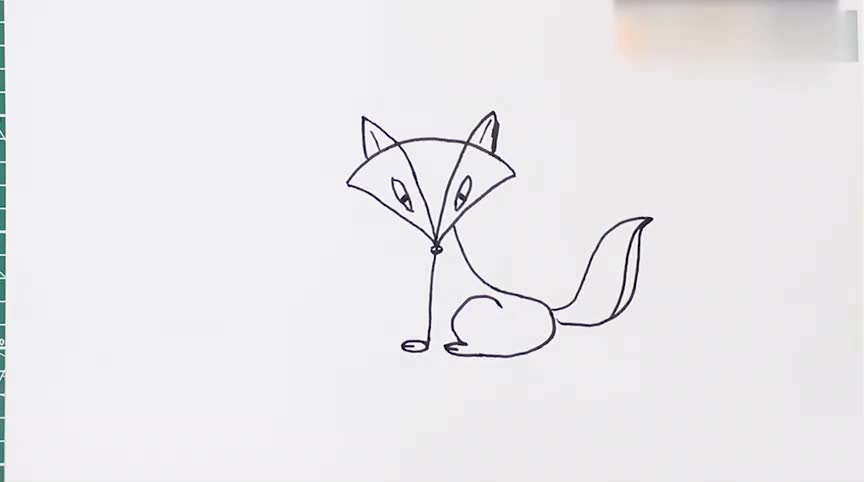 1狐狸简笔画教程:先画出狐狸尖尖鹅耳朵,然后再向下画出狐狸的头部和