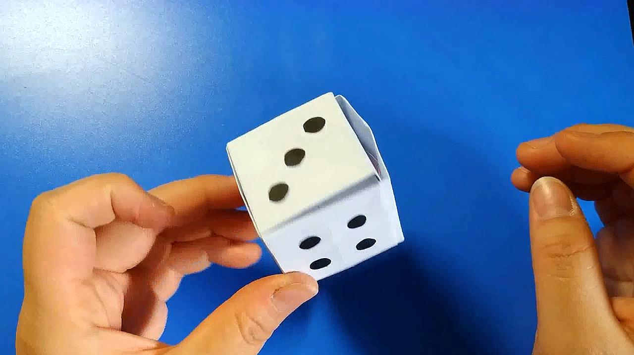 3骰子的制作方法:拿出一个正方形的纸,来回不断折叠成一个小的正方形
