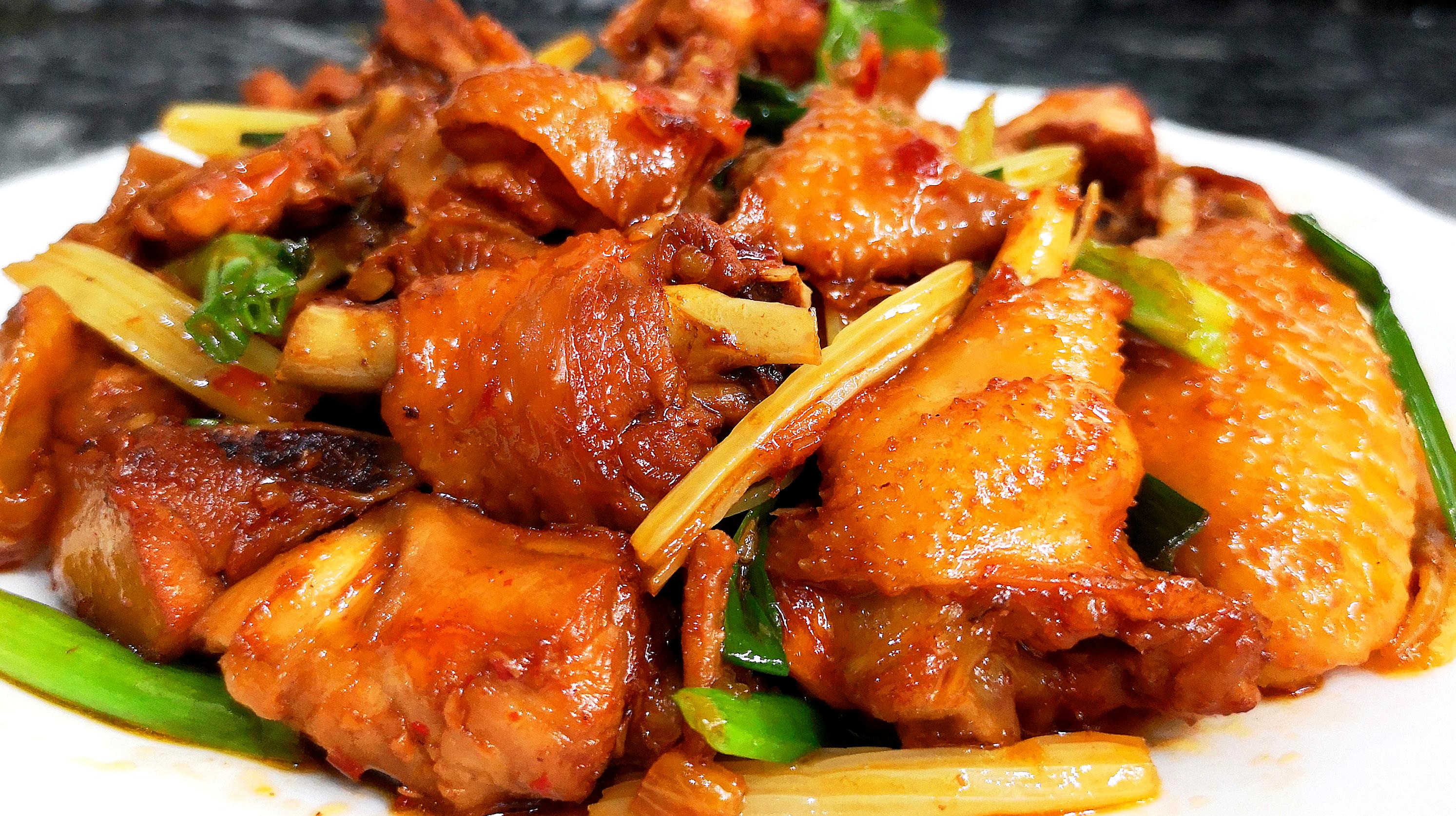 爱吃鸡肉,学会这种做法足矣,浓香滑嫩,比香菇鸡还美味