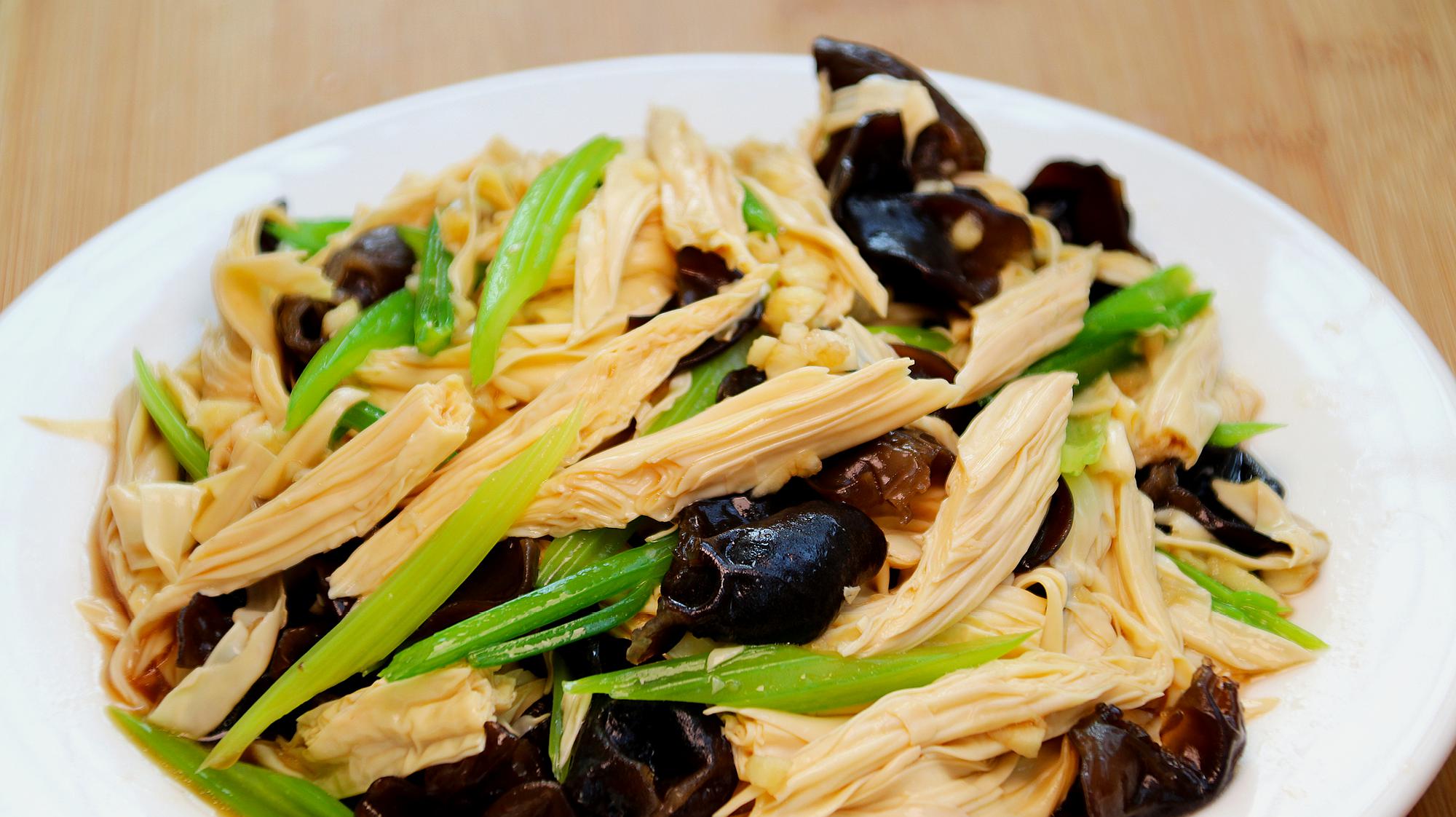 腐竹和木耳最好吃的做法,简单一做,开胃又解馋,孩子点名这样做