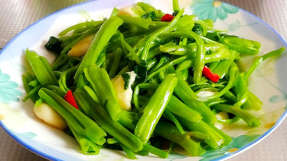 1蒜泥空心菜的做法 来源:好看视频-完成一道美味的蒜泥空心菜其实只