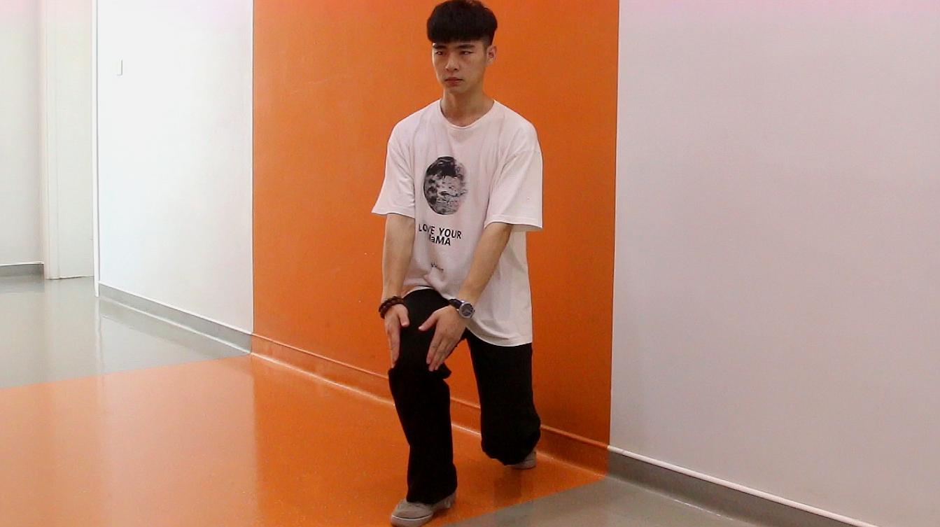 每天坚持原地摆臂半蹲,燃烧全身脂肪,大腿赘肉都没有了