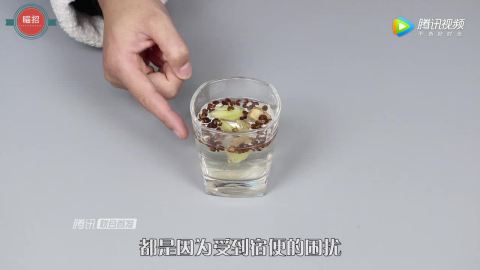 女孩坚持每天喝生姜花椒水 一个月后 身体发生了惊人的变化 女孩坚持每天喝生姜花椒水 一个月后 身体发生了惊人的变化