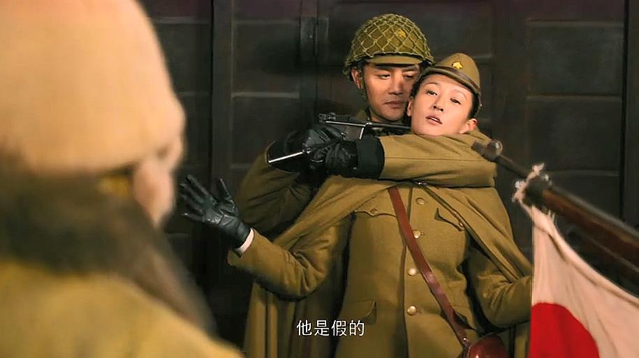 铁道飞虎:由子走进了车厢里面,识破范老板,范老板将其挟持