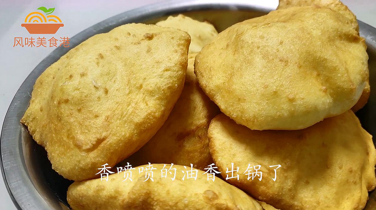 3油香:面粉中加入菜籽油,小苏打,加入清水揉成面团