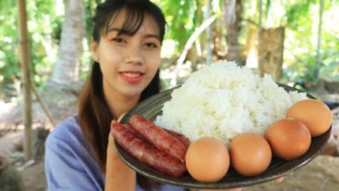 越南美女户外做美食,腊肠肉沫蛋炒饭,闻着都香更有营养