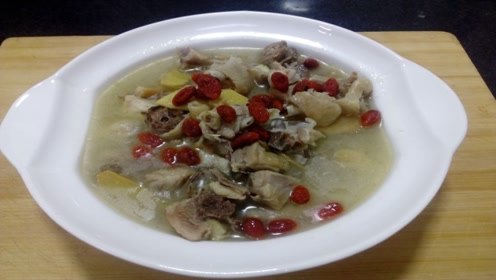 药膳土鸡,味道鲜美,营养丰富,慈补身体的好菜