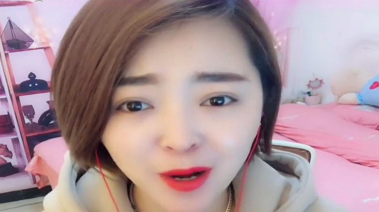 网红女歌手翻唱《情人迷》,嗓音超有韵味,值得一听!