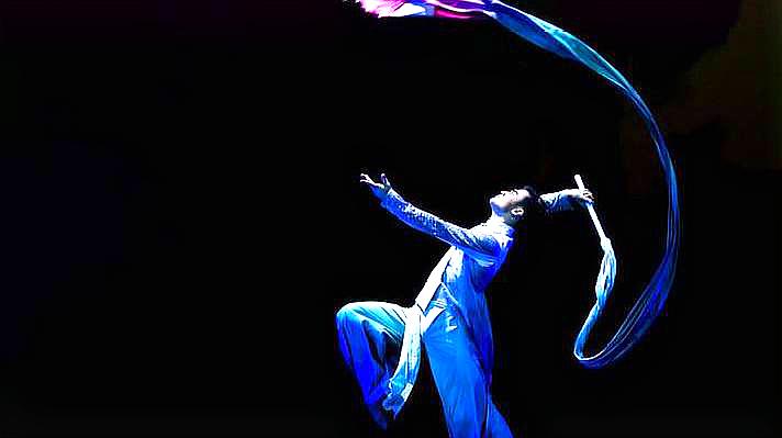 中国水袖第一人王亚彬表演舞蹈《墨韵》,看完让人过目不忘,美!