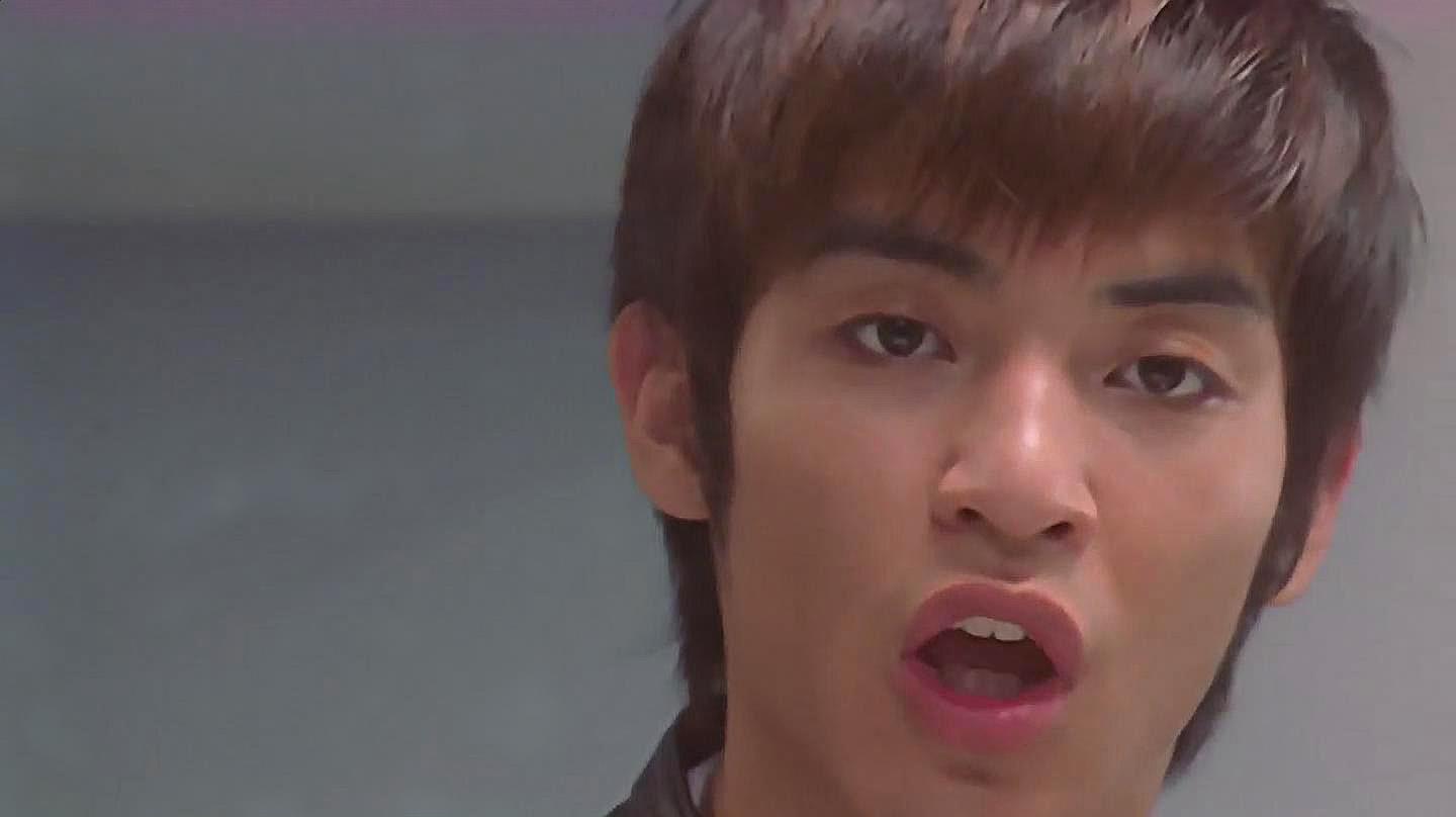 戴拿奥特曼:飞鸟真皮啊,队长让他别轻举妄动,他假装没听清