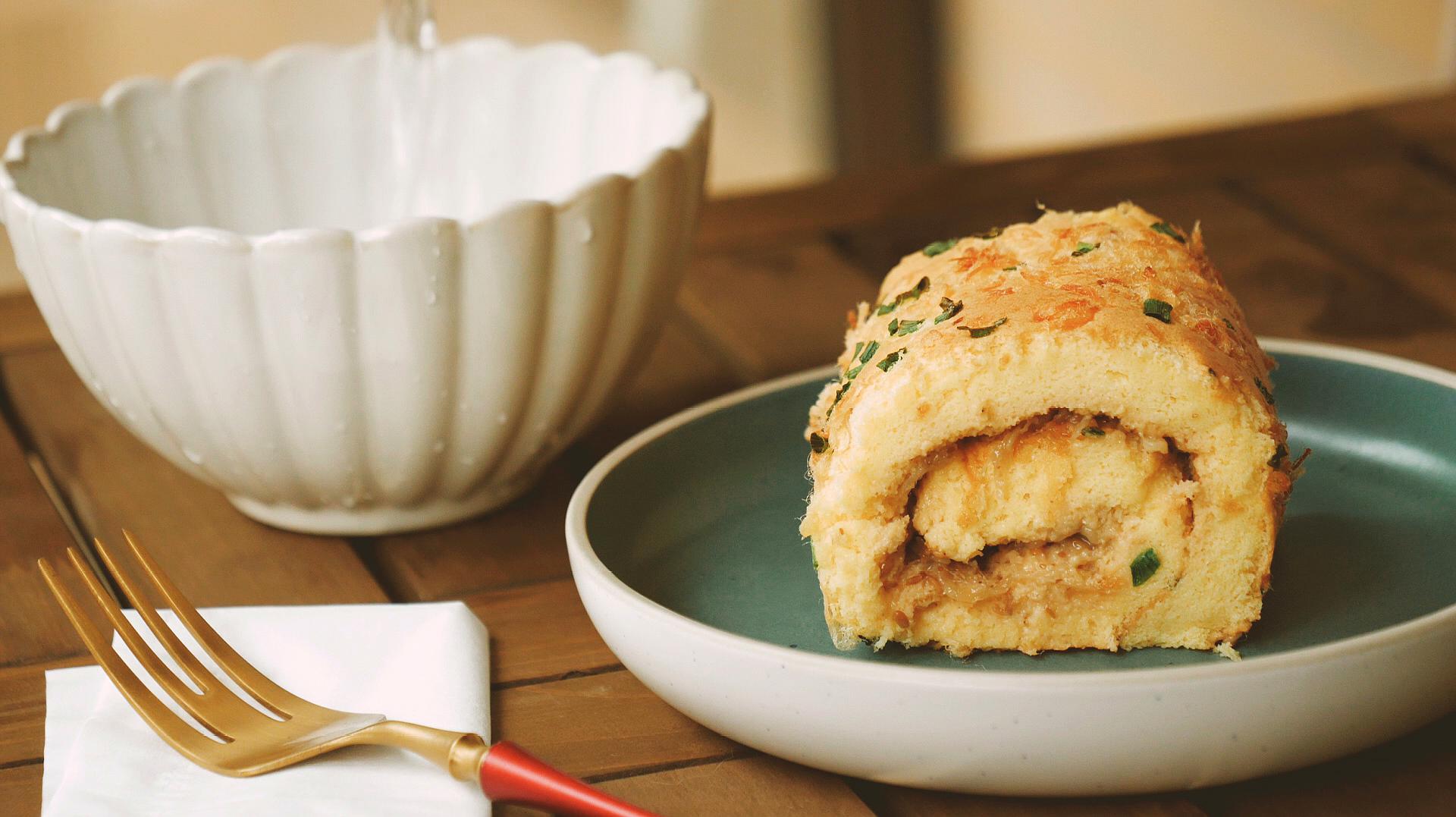 手把手教你自己做肉松蛋糕卷,方法简单,细腻柔软超美味