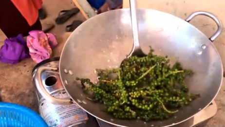 柬埔寨独特的鱿鱼吃法 青胡椒和鲜鱿鱼放在一起炒 看着就很绿 爱言情
