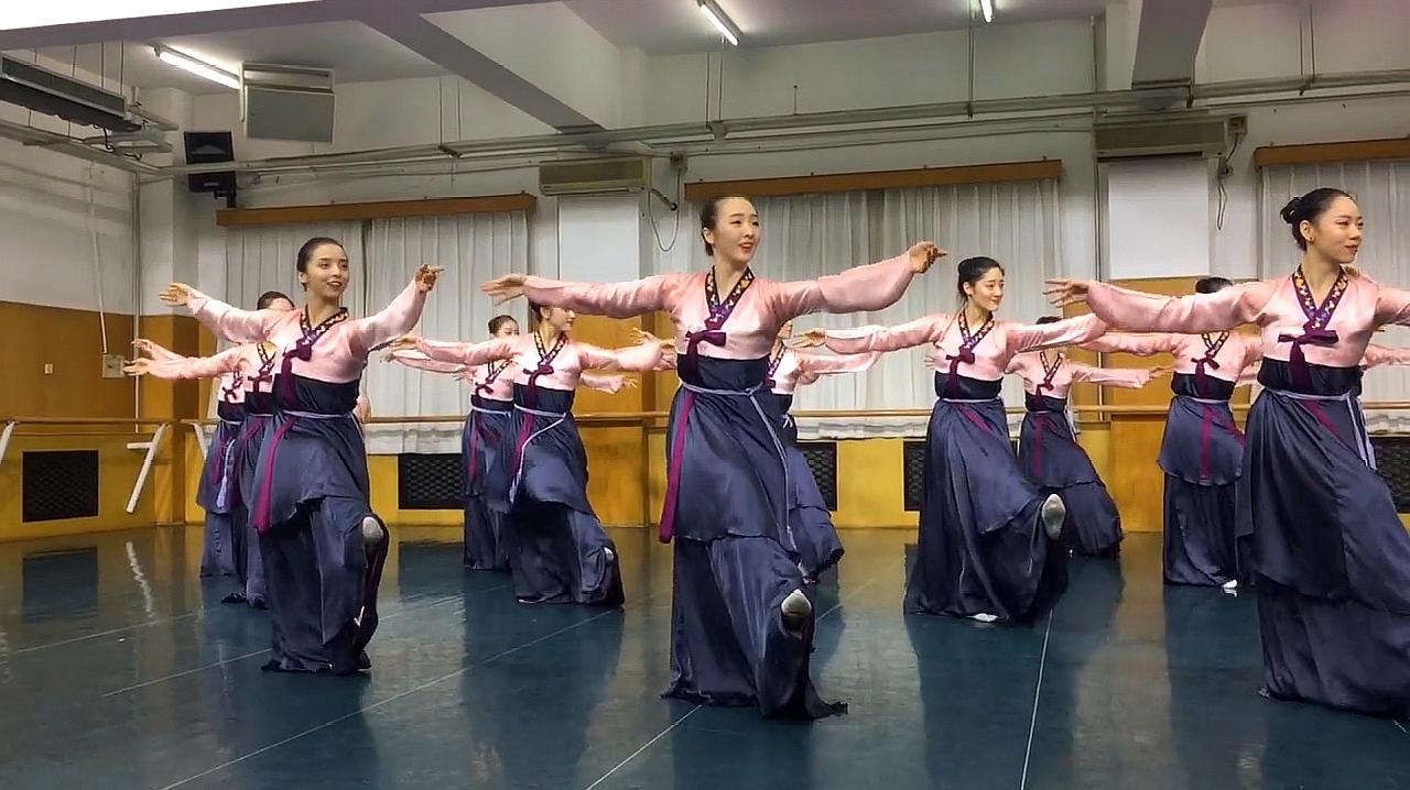 朝鲜族舞蹈怎么跳