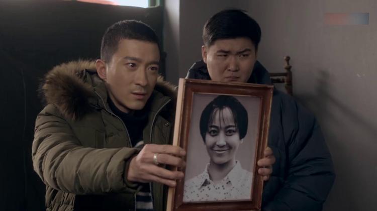 大姐的忌日,兄弟两人带着大姐的遗照,跑到仇人家给大姐烧纸钱