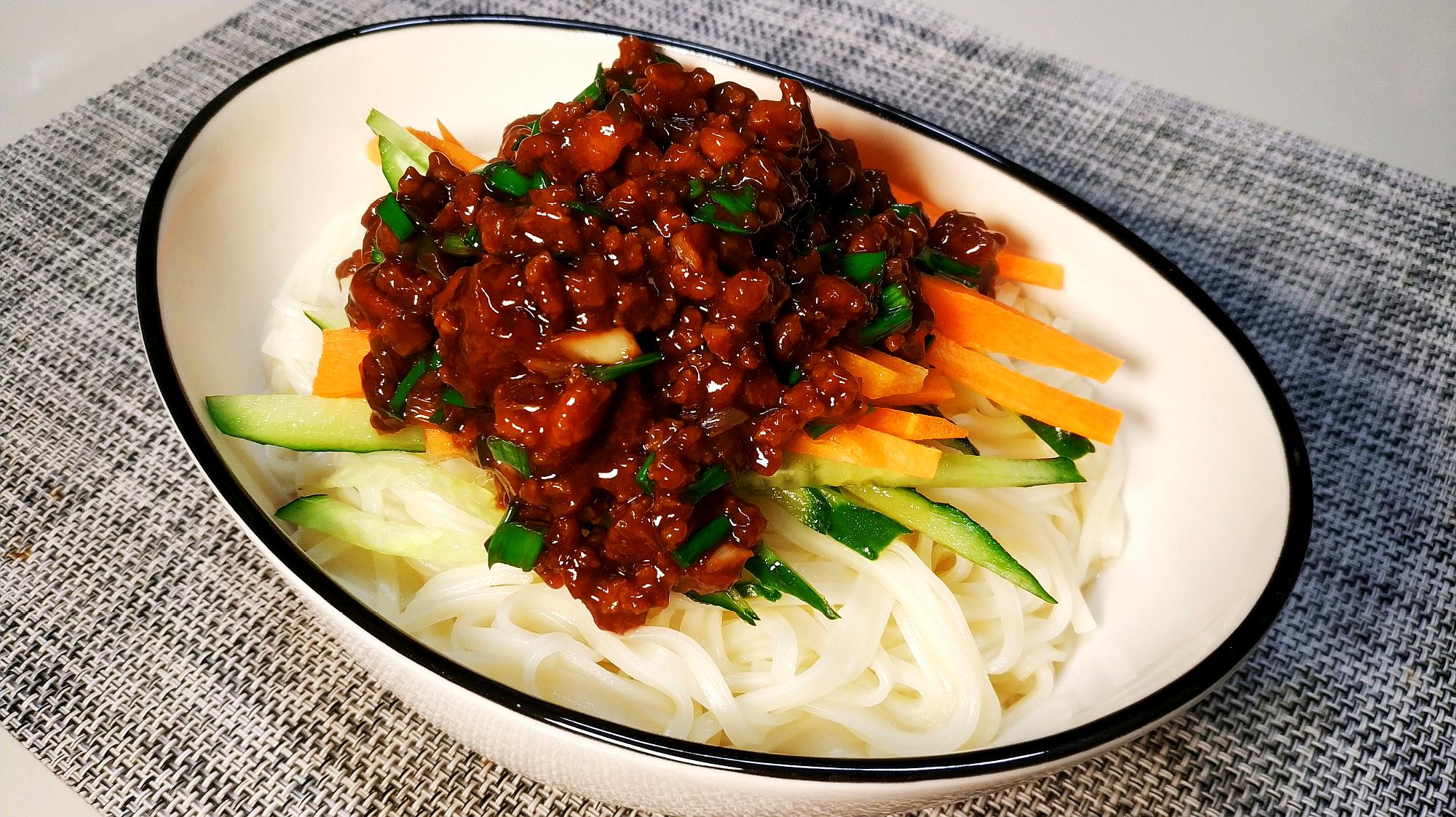 10分钟就能出锅的炸酱面,面条劲道,酱香浓郁,天天吃都不腻