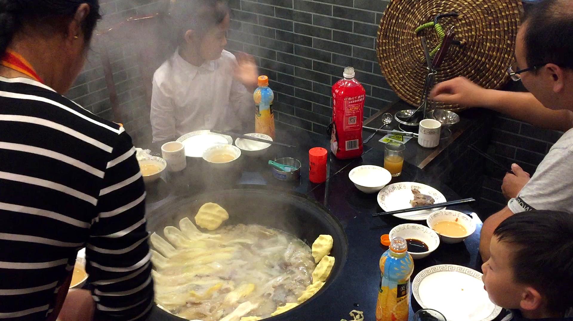 青岛农村亲戚请客,说要吃点特色,镇上吃大灶台,一顿花了380