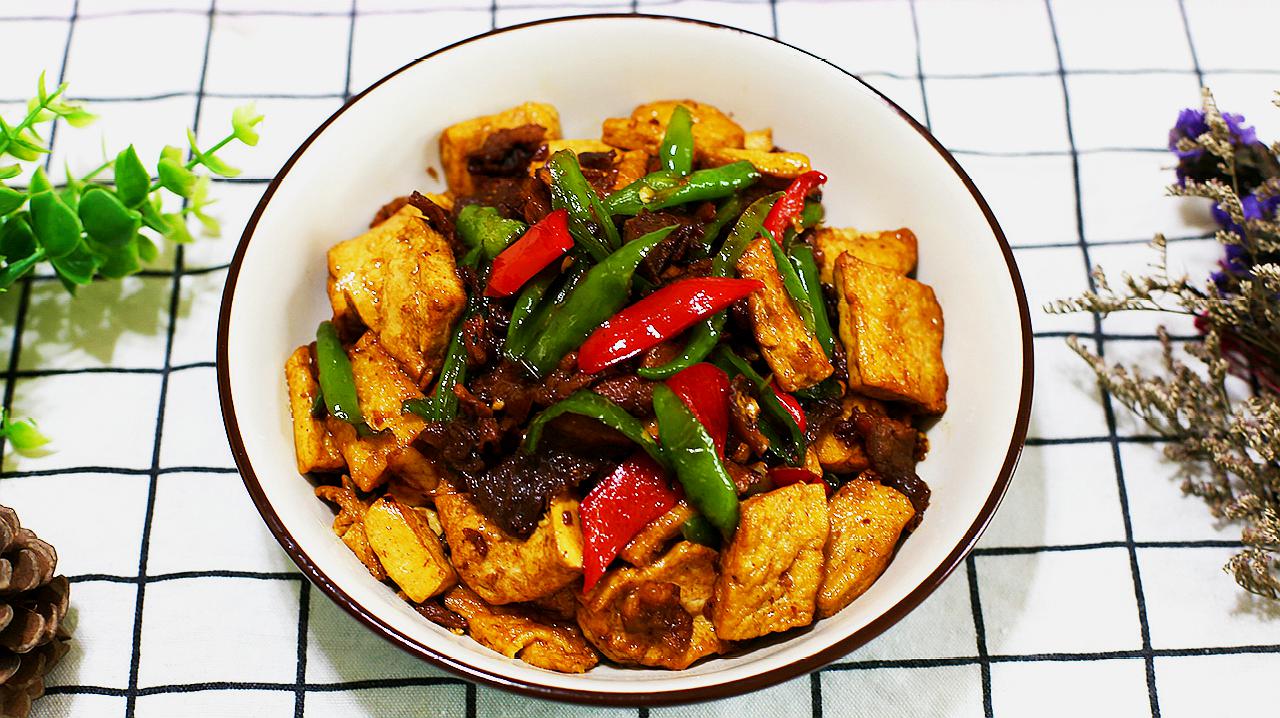 6豆腐炒肉:老豆腐切片,入锅煎一面金黄,出锅备用.