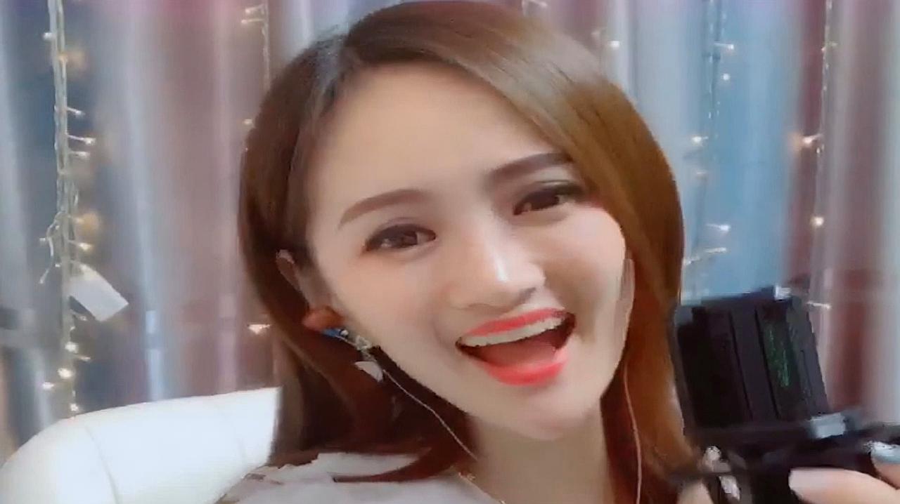 网红女歌手翻唱《最美的期待》,歌声温柔婉转,值得分享!