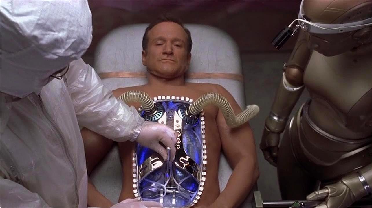 机器人为获得人类认可,在自己的体内植入器官,成为了真正的人类