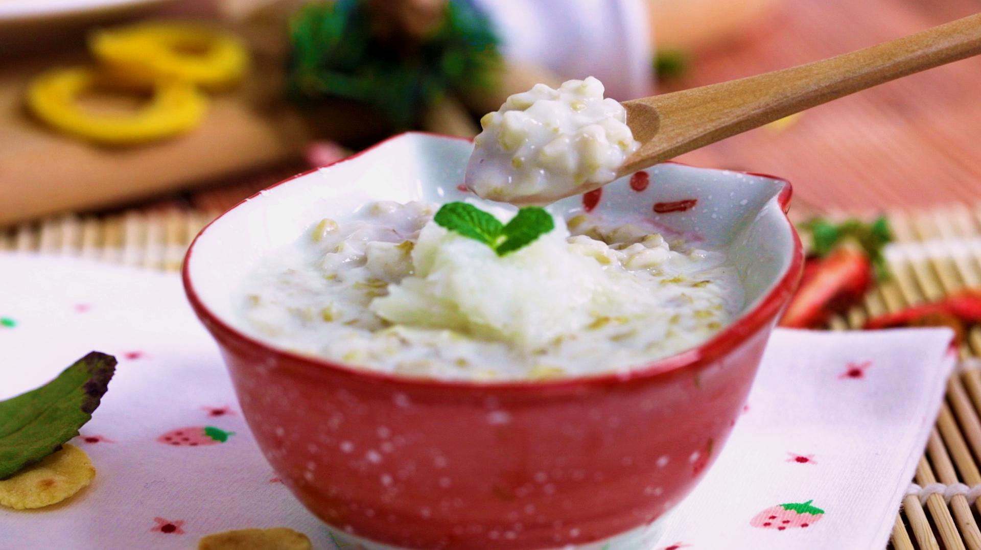 鳕鱼燕麦粥,营养丰富,味道鲜美,11个月宝宝的最佳肉类辅食!