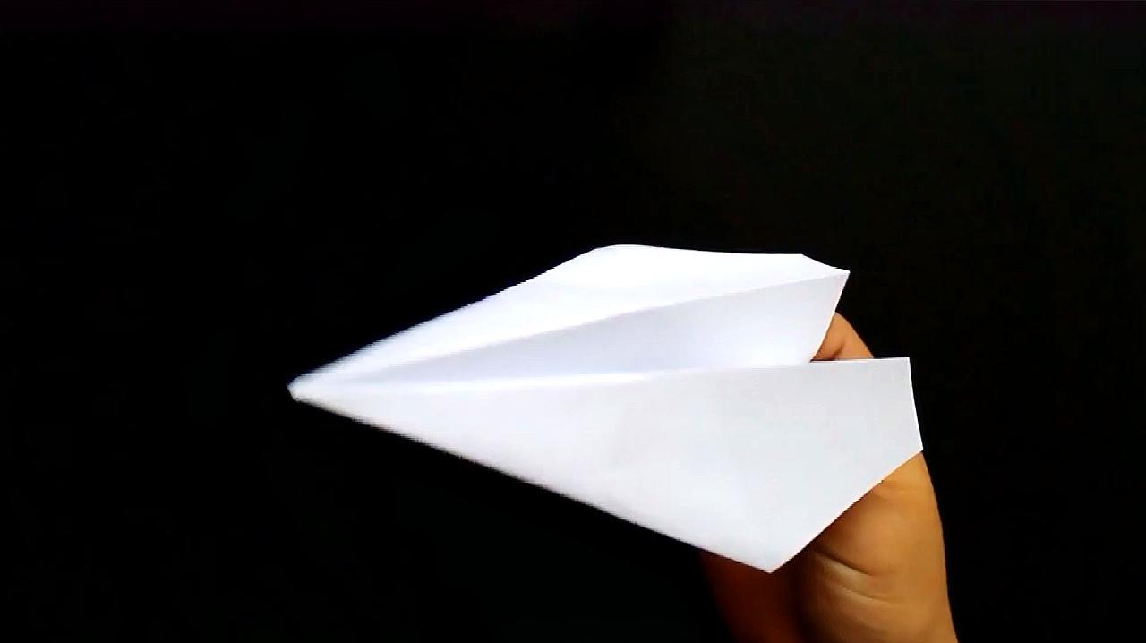 5纸飞机:长方形纸平行对折,展开后两边沿中线对折,三角折上去与中线