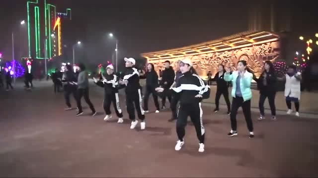 532步简单可爱好看有分解教学  04:13  来源:爱奇艺- 2019最新广场舞