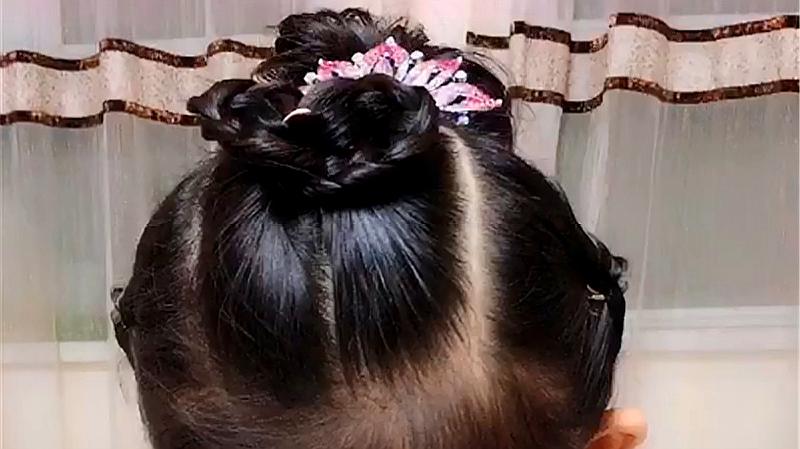 儿童编发:给女儿这样扎头发,洋气又时尚,让她在学校都美美的