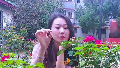 唱哭你的那些歌 是因为旋律悲伤 还是歌词中叙说着的是你的故事 爱言情 唱哭你的那些歌 是因为旋律悲伤 还是歌词中叙说着的是你的故事 爱言情