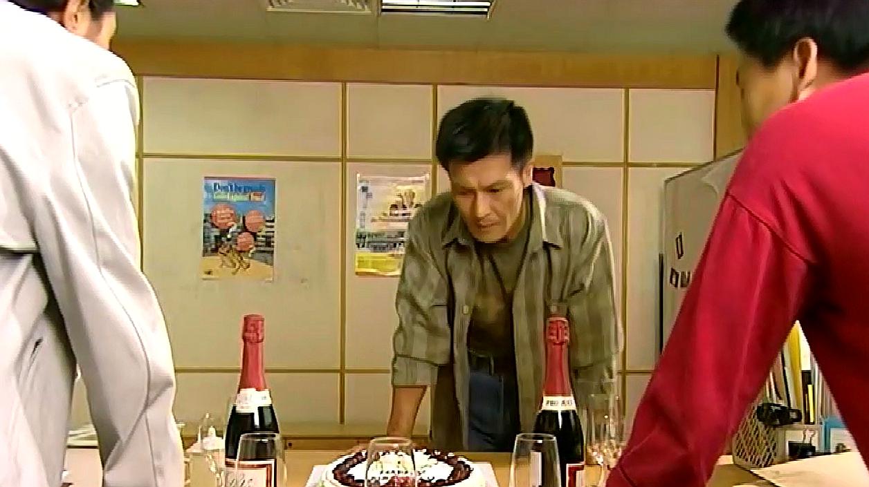 插翅难逃:关子恩见蛋糕以为谁过生日,谁知这庆祝712案宣判呢