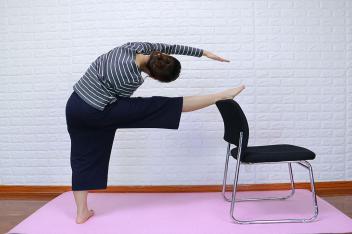 一字老人自练左右下压腿拉筋_百度视频搜索