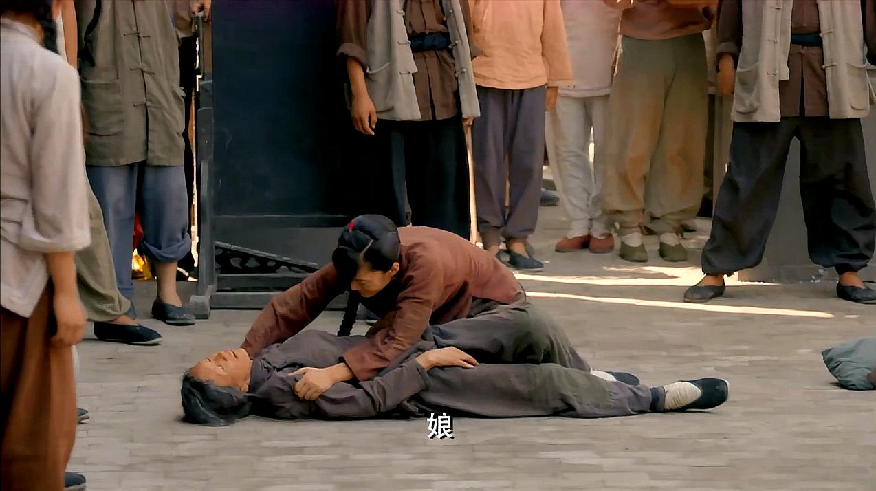 6影视周边--土匪进村抓小伙,美女抄起镰刀去救人,谁知土匪抬手就是一