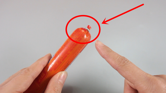 找到火腿肠的这个"小机关",轻轻一拧就完整打开,真的厉害了