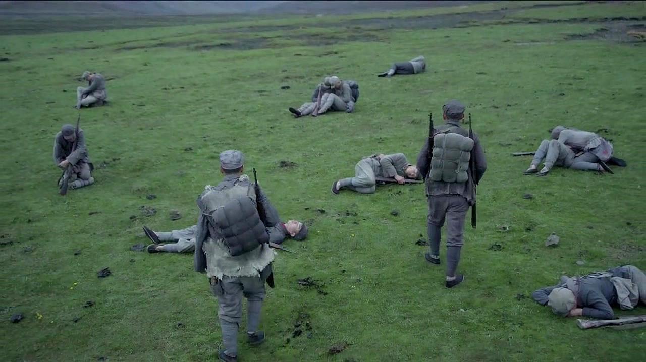 红军长征过草地,每走一段路就能看见,倒在草地上牺牲的红军战士